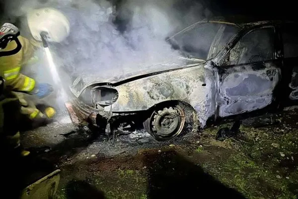 На Тернопільщині чоловік живцем згорів у своєму «ланосі» (фото)