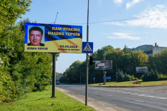 Пам'ятаємо: у Луцьку на бігбордах розмістили фотографії та імена загиблих Героїв (фото)