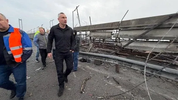 Київ пережив дві хвилі ударів балістикою: є жертва, влучання по мосту і метро