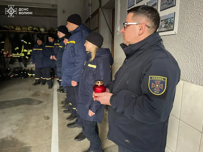 Волинським рятувальникам передали Вифлеємський вогонь (фото)