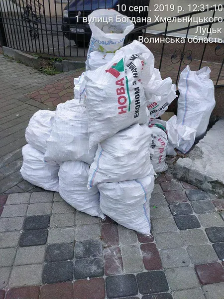 Під під'їздами, на тротуарах і газонах: лучани знову розкидають будсміття (фото)