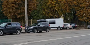 «Все заставлено»: у Луцьку пропонують зробити платним паркування біля обласної лікарні (відео)