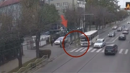 У центрі Луцька маршрутка збила маленьку дитину (відео)