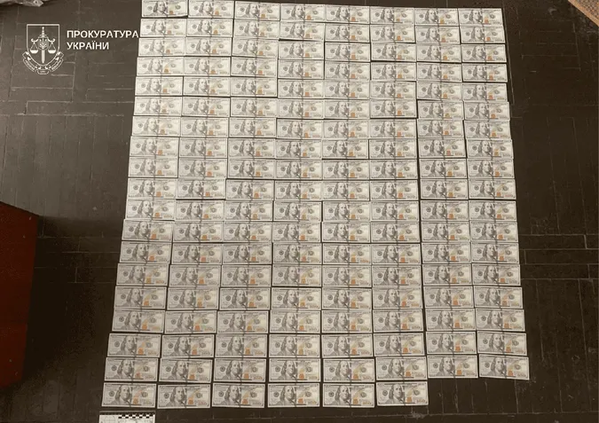 Волинянин за 15 тисяч «рішав» виїзд чоловіків за кордон: його взяли під варту (фото)