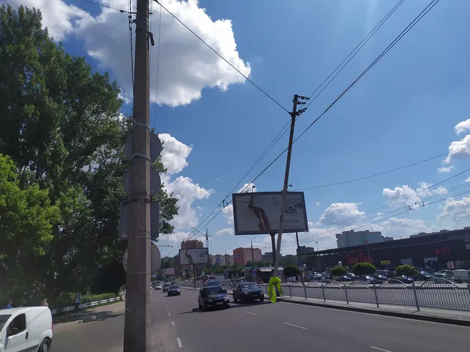 У Луцьку навпроти Там-Таму відвалився тримач лінії електромереж (фото)
