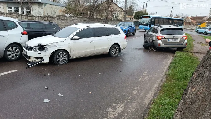 Вирване колесо й уламки на дорозі: у Луцьку – подвійна ДТП (фото)