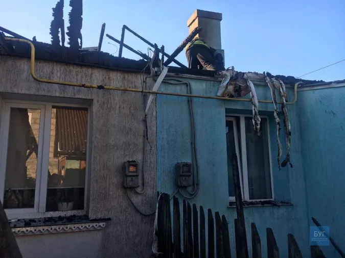 Згорів дах і побутові речі: у селищі на Волині палав будинок (відео)