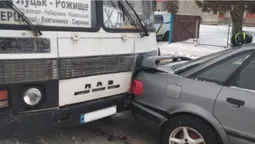 На Волині "ПАЗик" влетів в Audi: є постраждалі (фото)