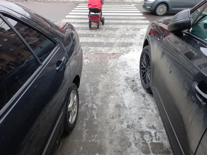 Паркохам залишив авто на переході у центрі Луцька (фото)
