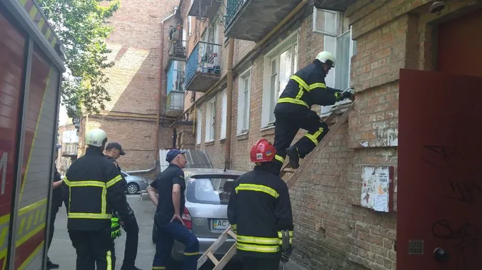 Не відповідав на дзвінки два дні: у Луцьку рятувальники визволяли пенсіонера (фото, відео)