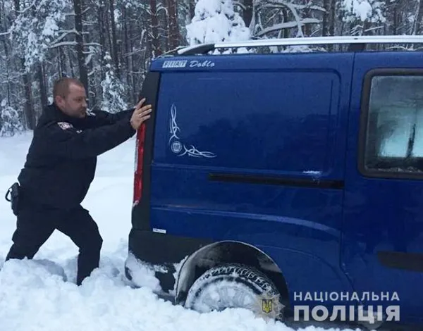 На Волині поліцейські допомагають водіям вибратися із снігового полону
