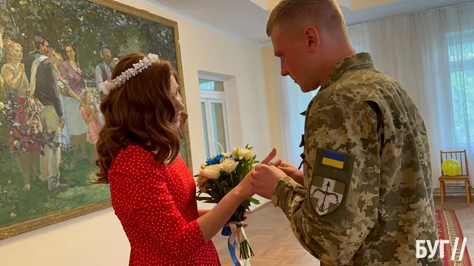 Він – військовий, вона – тил: молодята із Енергодара взяли шлюб у Володимирі (фото, відео)