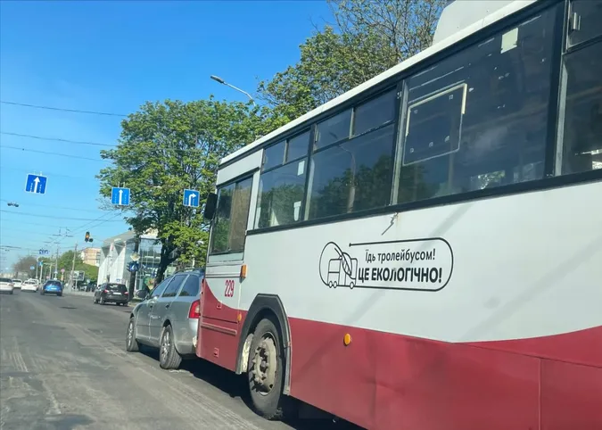 У Луцьку тролейбус «наздогнав» на світлофорі «шкоду» (фото, відео)