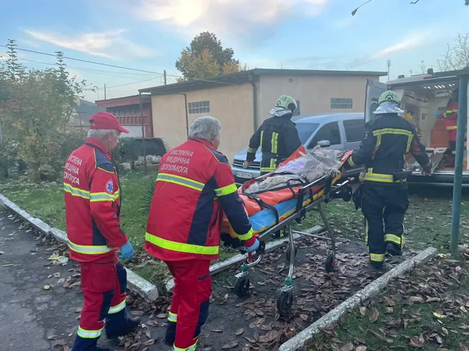 Довго не виходила на зв'язок: волинські рятувальники визволяли з будинку літню жінку (фото)
