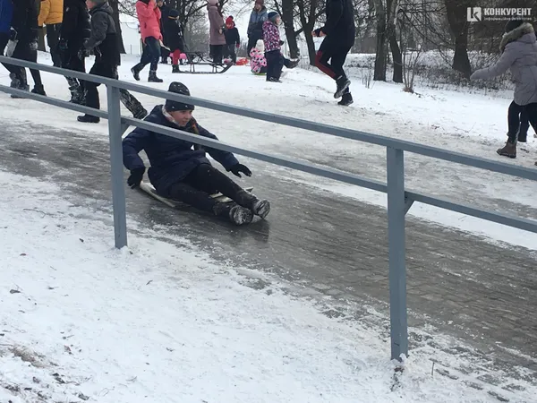 Рум'яні, захекані та щасливі: як розважалися у луцькому парку (фото, відео)