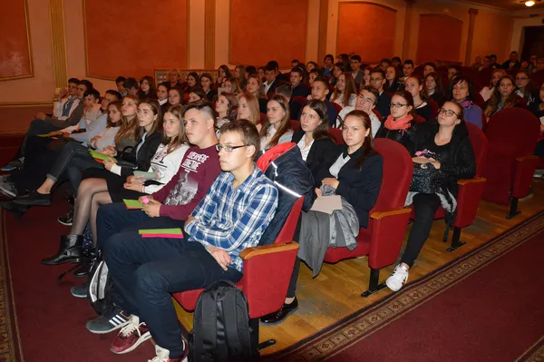 «Наркомани довго не живуть», – луцькі школярі побували на антинаркотичному ток-шоу (фоторепортаж)