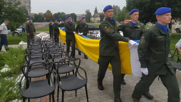 У Луцьку нацгвардійці тренувалися підіймати найбільший стяг Волині (відео)