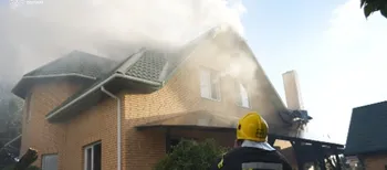 Горіла покрівля: під Луцьком рятувальники гасили житловий будинок (фото)