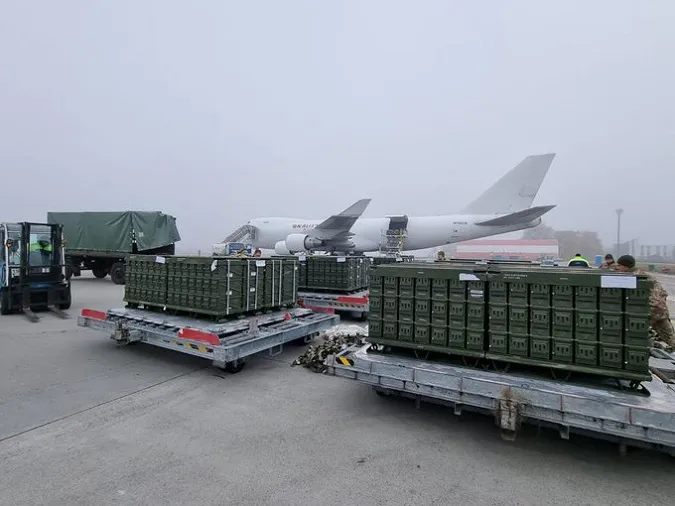 80 тонн боєприпасів: в Україну прибула партія технічної допомоги від США (фото)