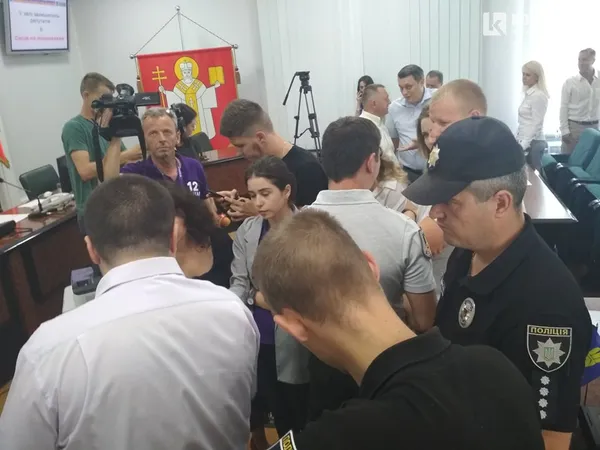 Через конфлікт до Луцькради приїхала поліція (фото)