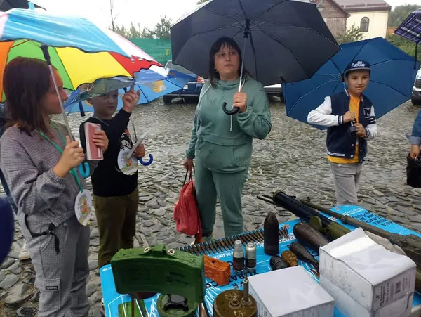У Луцькому замку сапери ДСНС познайомили дітей зі смертоносними предметами (фото)