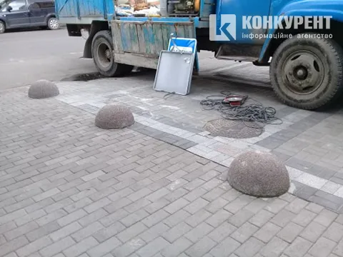 У Луцьку біля прокуратури встановили обмежувачі (фотофакт)