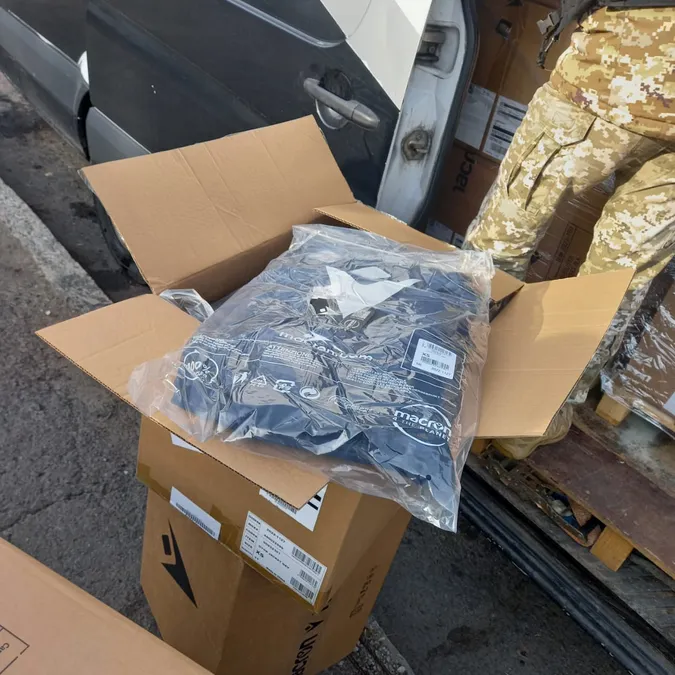 Купу брендового одягу під виглядом гуманітарки хотіли завезти на Волинь