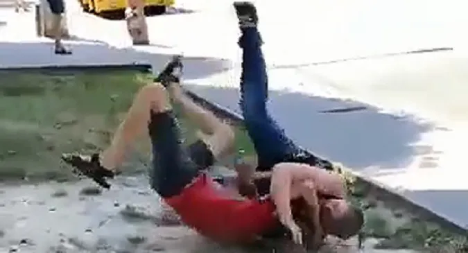 MMA по-волинськи: у Луцьку чоловіки влаштували «махач» посеред вулиці (відео)