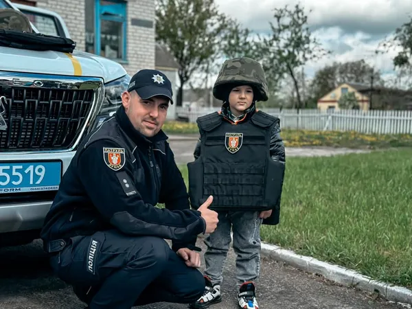 Дали приміряти бронік і каску: в Торчині патрульні завітали в дитячий садочок (фото)