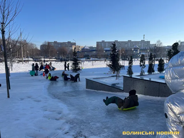 У Луцьку біля РАЦСу – аншлаг на ковзанці (фото)