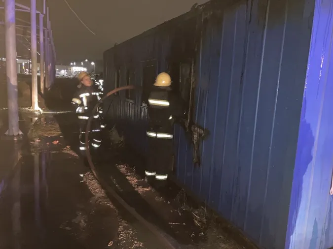 У передноворічну ніч в Нововолинську загорівся будівельний вагончик (фото, відео)