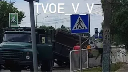 У Володимирі серед дороги у вантажівки відвалились колеса (фото)
