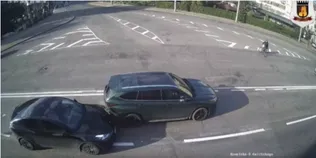 У Луцьку Tesla в'їхала в Toyota – момент ДТП потрапив на камери (відео)