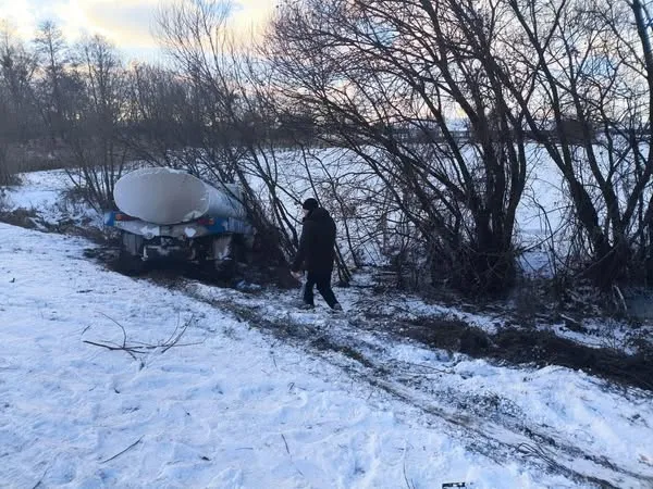Моторошна аварія на Волині: зіткнулися молоковоз та бус (фото, відео)