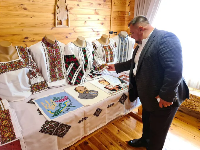 Вишивальниця зі Звірова копіює давні орнаменти з вишиванок, яким кілька століть (фото)