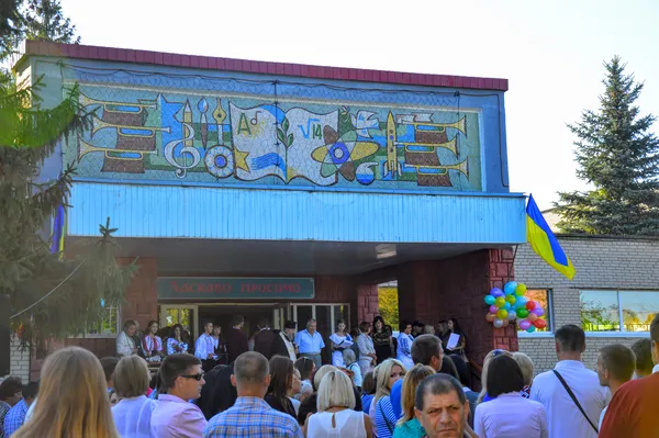 На подвір'ї луцької гімназії № 14  радісне пожвавлення