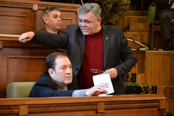 ...як і Анатолій Вітів, який нависає над Василем Столяром...