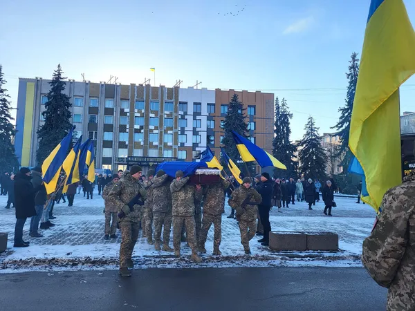 Майже 14 місяців очікування: у Ковелі попрощалися з воїном Романом Ющенком (фото)