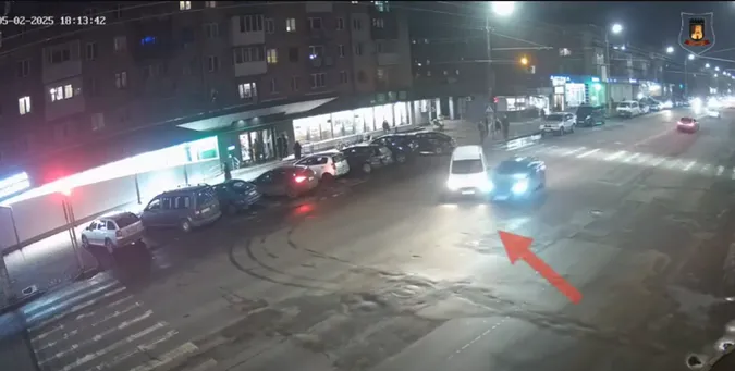 У центрі Луцька на світлофорі зіткнулися Renault і Mazda (відео)