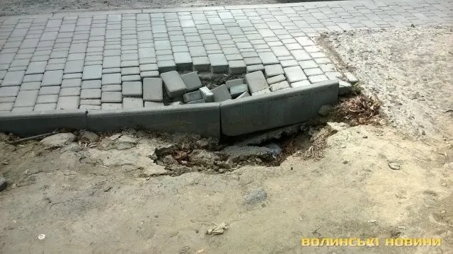 Нещодавно облаштований тротуар у Луцьку «розсипався» (фотофакт)