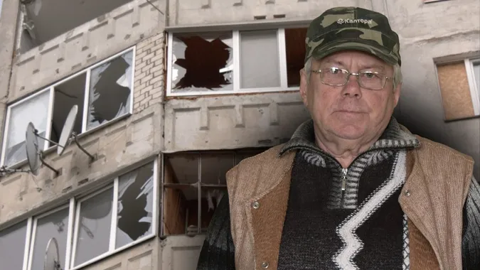 «Вікна вибивало тричі»: досвід лучан, які відновлюють житло після російських атак (фото)