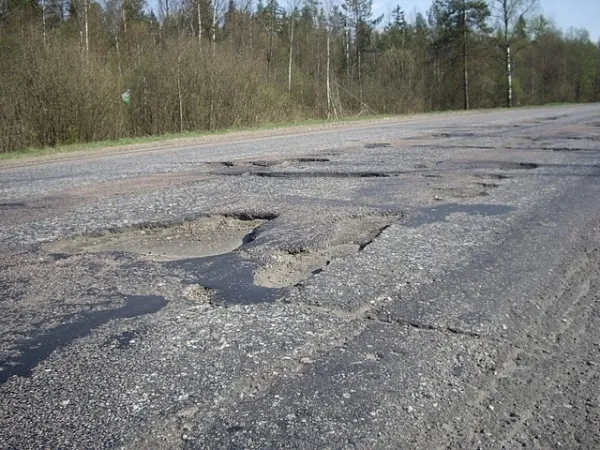 Від влади Волині вимагають пояснень щодо розбитих доріг 