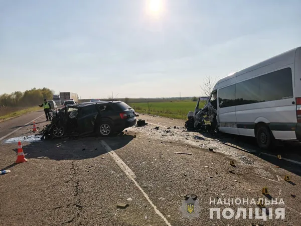 В ДТП на Рівненщині загинула родина з немовлям (фото, відео)