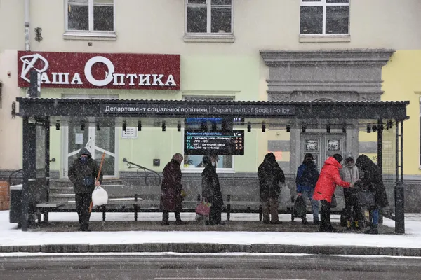 Інформаційне табло, відеокамера, WI-FI: у Луцьку облаштували три «розумні» зупинки (фото)