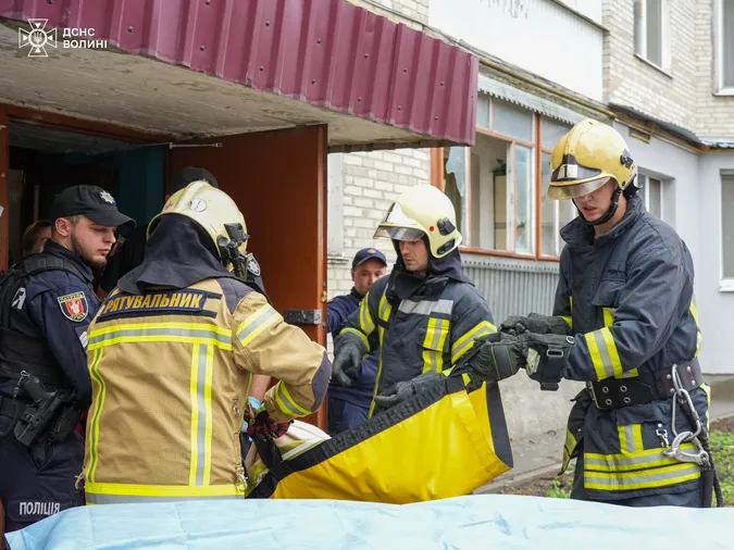 Стареньку хвору лучанку заблокувало у квартирі: її рятували через вікно (фото)