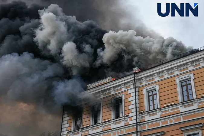 😢У Києві після прильоту горить будівля Національної академії наук, люди рятувались через вікна (фото, відео)