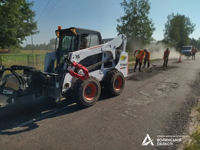 На Волині «латають» автошлях територіального значення (фото, відео)