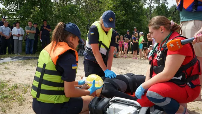 Шторм перекинув катамарани: на Світязі тренувалися рятувати людей (фото)