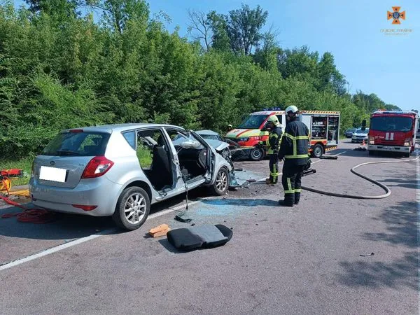 Одна – в кареті швидкої, інша – в лікарні: внаслідок ДТП біля Чарукова померли ще дві людини (фото, відео)