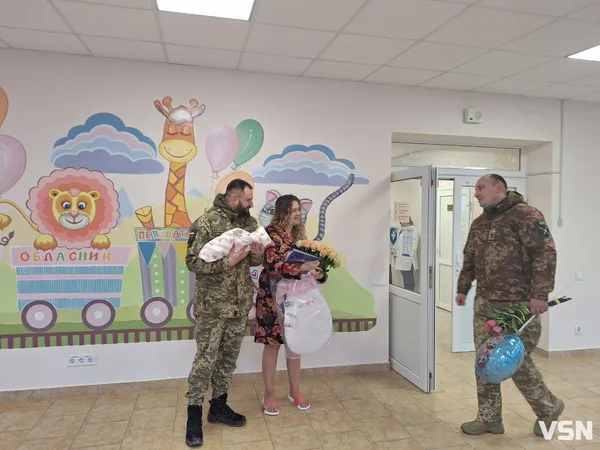 Зворушлива мить: у луцькому перинатальному військовий зустрів новонароджену донечку (фото)